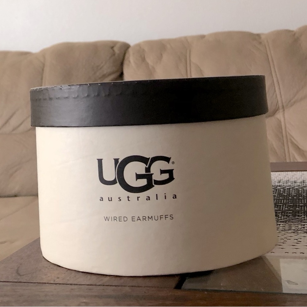 UGG round box.